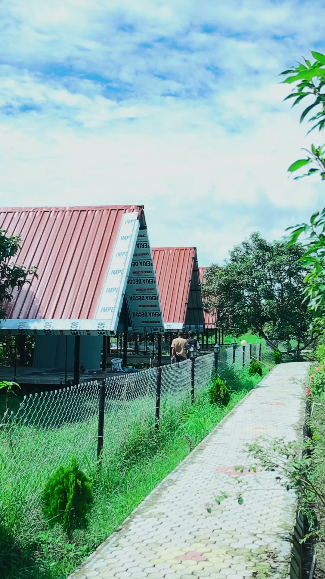 The path leading to the villas